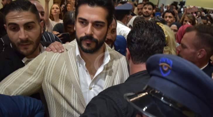 بالفيديو والصور۔۔۔ زيارة بوراك أوزغفيت تحولت إلى كارثة.. 3 جرحى من أمن الدولة وداني مقدم يعتذر