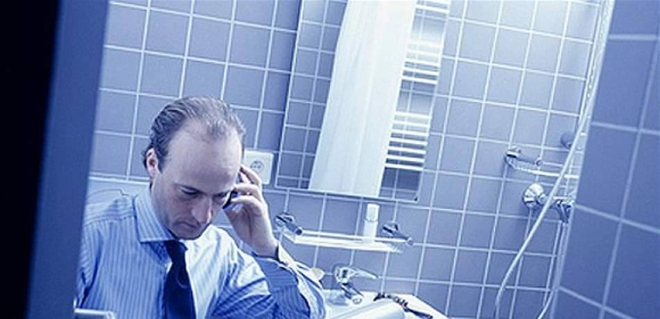 6 عادات مضرة بالصحة تعرف إليها.. بينها إستعمال الهاتف بالمرحاض (بالفيديو)