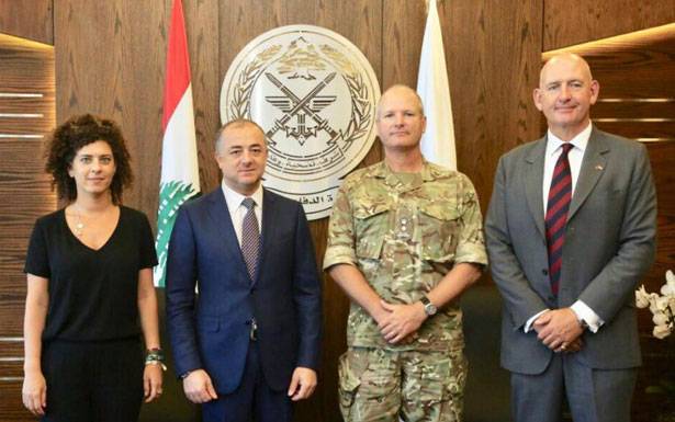 بو صعب اطلع من رئيس الفريق البريطاني

على الإنجازات في ضبط الحدود مع سوريا