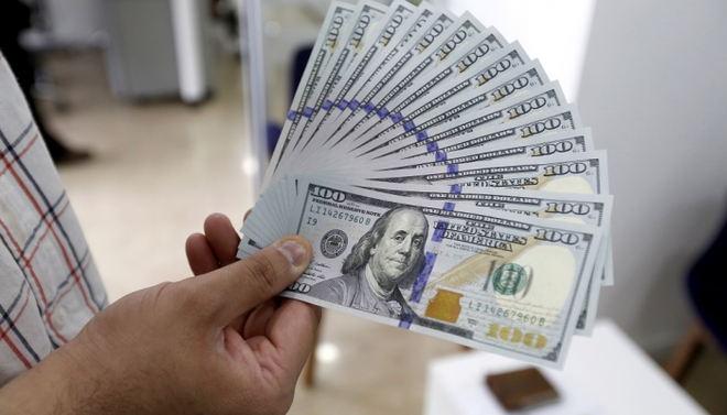 الدولار مستقر قرب أعلى مستوى في 3 أسابيع