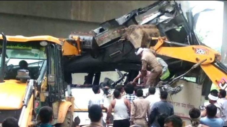 مقتل 29 شخصا بسقوط حافلة ركاب في قناة شمالي الهند