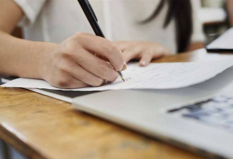 من فاز بالمرتبة الاولى في لبنان عن فرع الاقتصاد والاجتماع وفرع الآداب والانسانيات؟