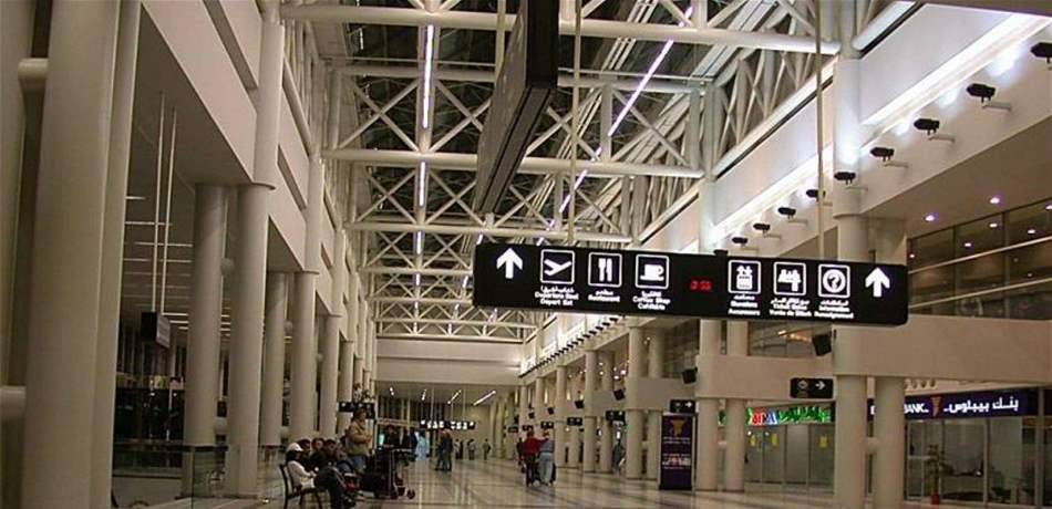 العثور على حقيبة في أحد مواقف المطار.. هذا ما وُجد بداخلها!