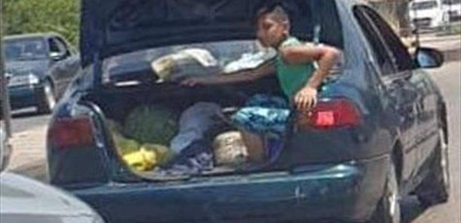 صورة صادمة من دير عمار.. مخالفة فادحة لقانون السير!