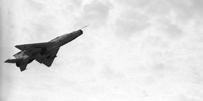 صورة۔۔۔ ظهور مقاتلة غير عادية في قاعدة حميميم بسوريا