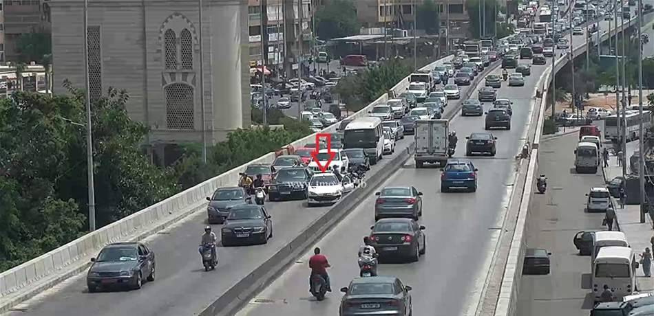 على جسر الكولا.. أصيب بعارضٍ صحّي في سيّارته!