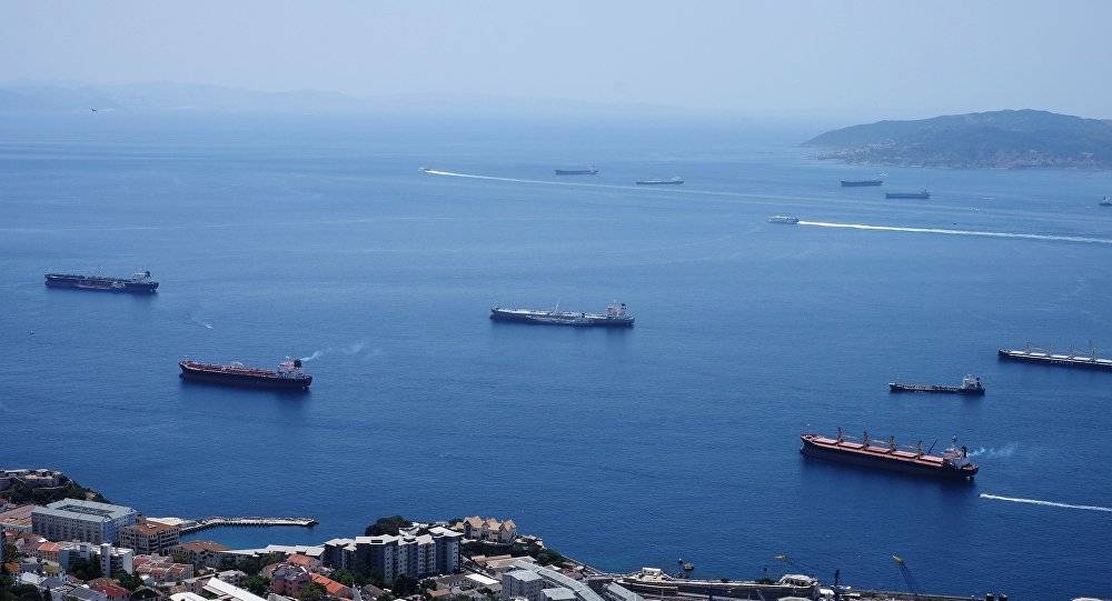 شرطة جبل طارق تعتقل اثنين من أفراد طاقم الناقلة الإيرانية المحتجزين