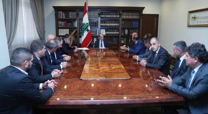 الرئيس عون التقى وفد نقابة مالكي الشاحنات العمومية بمرفأ بيروت