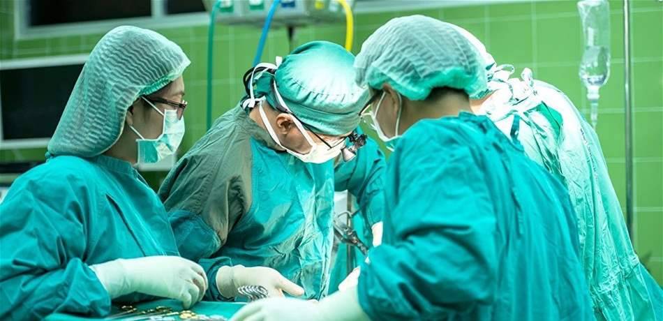 مريض يحتاج لجراحة في أذنه اليمنى.. فيجريها الأطباء في اليسرى