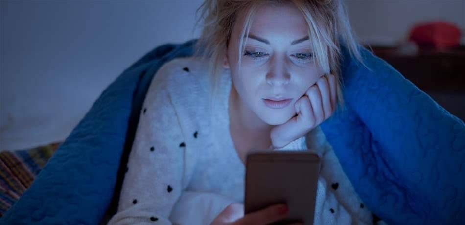 ساعة واحدة من الضوء الأزرق ليلا قد تصيبك بهذا المرض