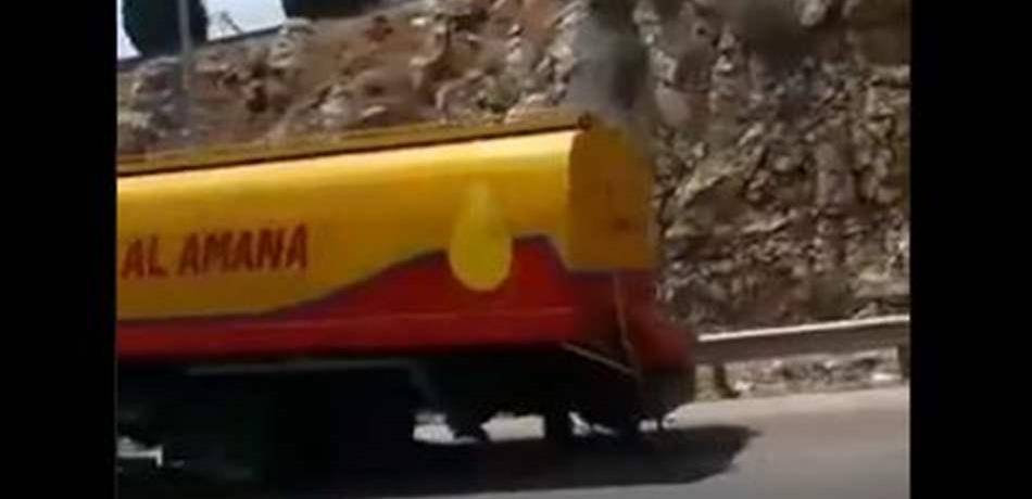 بالفيديو..شاحنة تفقد دواليبها على طريق الرميلة..وهذا ما حصل