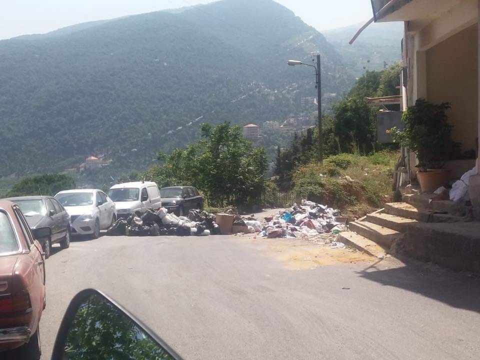 قطع طريق "بالنفايات" (صورة)