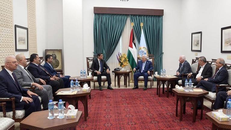 الرئيس الفلسطيني يبحث مع وفد المخابرات المصرية إنهاء الانقسام