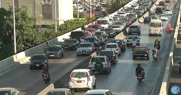 بالصورة... تعطل مركبة على جسر الكولا