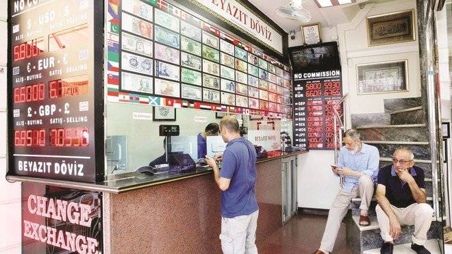 تركيا مهددة بفقدان تدفقات رؤوس الأموال الأجنبية بعد خفض «فيتش»