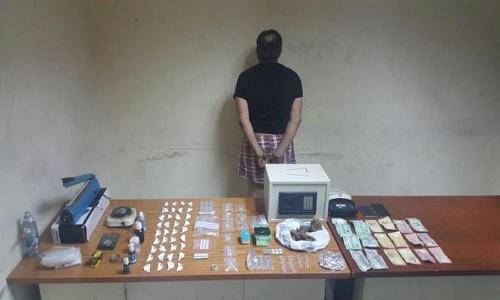 بالصورة: في الدورة... كوكايين على أنواعه وعدة لتوضيب المخدرات