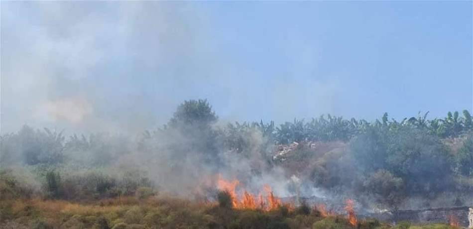حريق في جبل مقابل لحي البشرون الغازية والدفاع المدني يعمل على اخماده