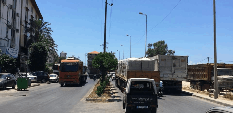 مالكو الشاحنات قطعوا طريق المرفأ لبعض الوقت