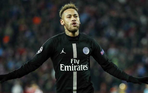 متفرقات كروية من الملاعب العالمية : ثلاثي هجومي جديد لبرشلونة مع قدوم غريزمان

ماغواير أغلى مدافع في التاريخ والضرائب تعقد عودة نيمار إلى الفريق الكاتالوني