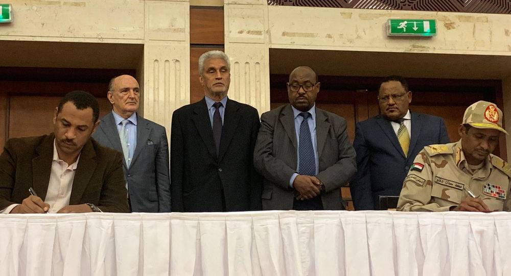 المجلس العسكري السوداني و"الحرية والتغيير" يوقعان على الاتفاق السياسي