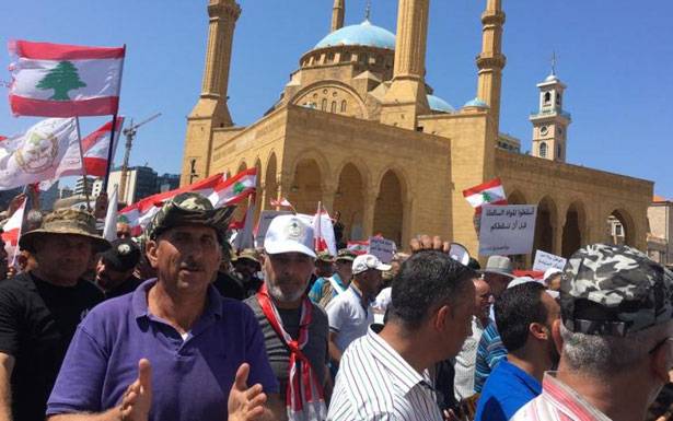 العسكريّون المتقاعدون يعتصمون : حقوق عائـلاتـنـا خــط أحمر

إذا اعتدلتم اعتدلنا وإذا صعدتم صعدنا وإذا ظلمتم ظلمنا والبادىء أظلم