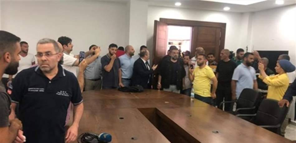 إشكال وكلمات نابية في المجلس البلدي في طرابلس بعد طرح الثقة بقمر الدين (صور)