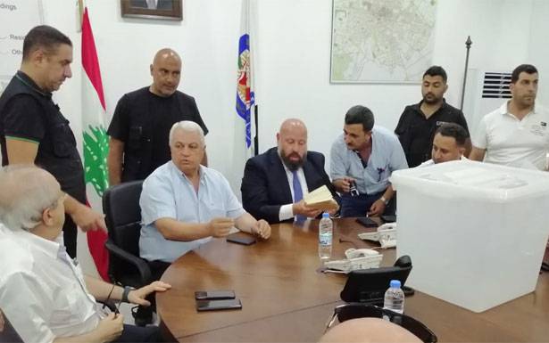 ماذا يجري في بلدية طرابلس... سحب الثقة من رئىس البلدية ونائبه