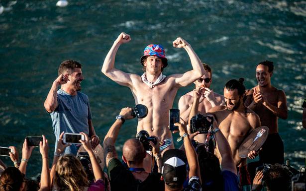 بيروت عاصمة رياضة الغطس من المرتفعات في العالم لثلاثة ايام

سلسلة «ريد بُل القفز في المياه» : لقب الرجال لهانت والسيدات لايفلاند

مواكبة جماهيرية «طوّقت» صخرة الروشة وحضور اعلامي حاشد