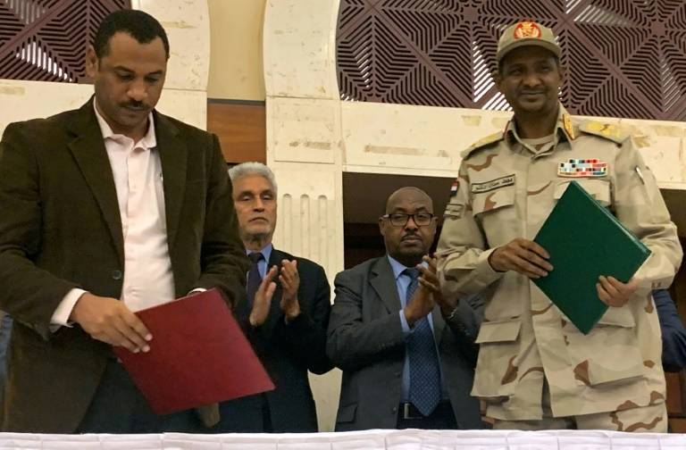 توقيع الاتفاق السياسي بالاحرف الاولى بين المجلس العسكري وقادة الاحتجاج في السودان
