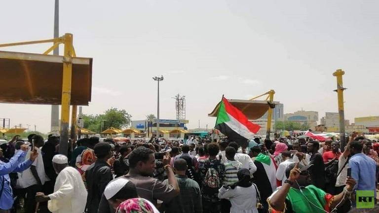 مراسلنا: قوات المجلس العسكري تطلق الغاز المسيل للدموع لتفريق المتظاهرين
