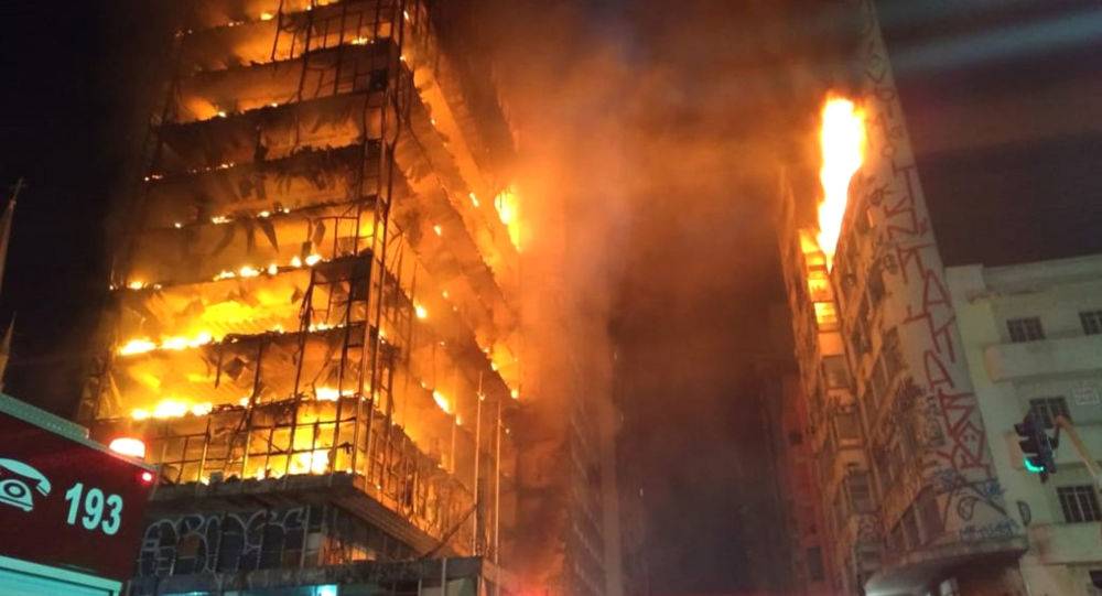 بالفيديو... هارب من حريق ينزل من الطابق 15 متسلقا الجدران