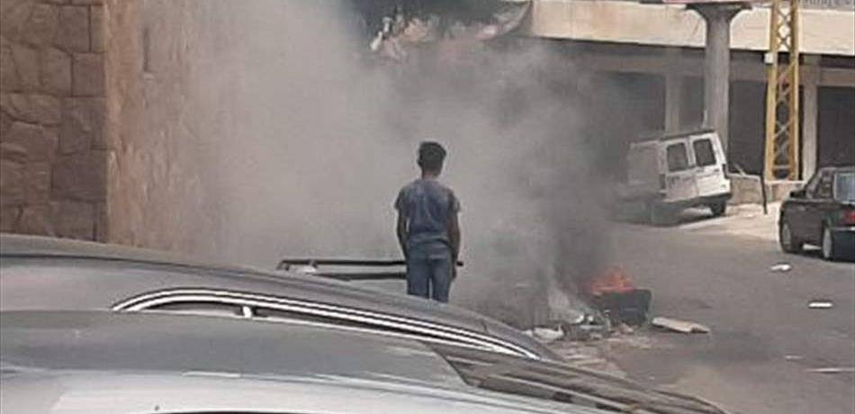 مجهولون يحرقون نفايات عند مدخل سير - الصنية
