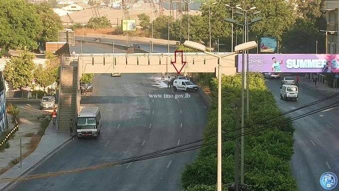 اصطدام سيارة بالجزيرة الوسطية على جادة شارل الحلو وحركة المرور طبيعية