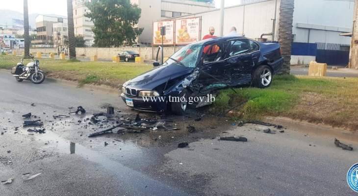 قتيل وجريحان نتيجة تصادم بين سيارتين على الطريق البحرية في الدورة