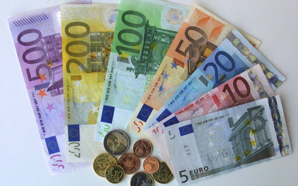 اليورو قرب 1.12 دولار مع ترقب المستثمرين لاجتماعات بنوك مركزية