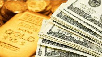 صعود الدولار يهبط بأسعار الذهب عالميًّا