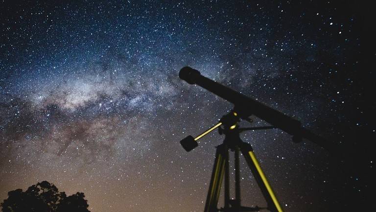 عالم بريطاني يرصد حدثا فضائيا مثيرا من فناء منزله (فيديو)