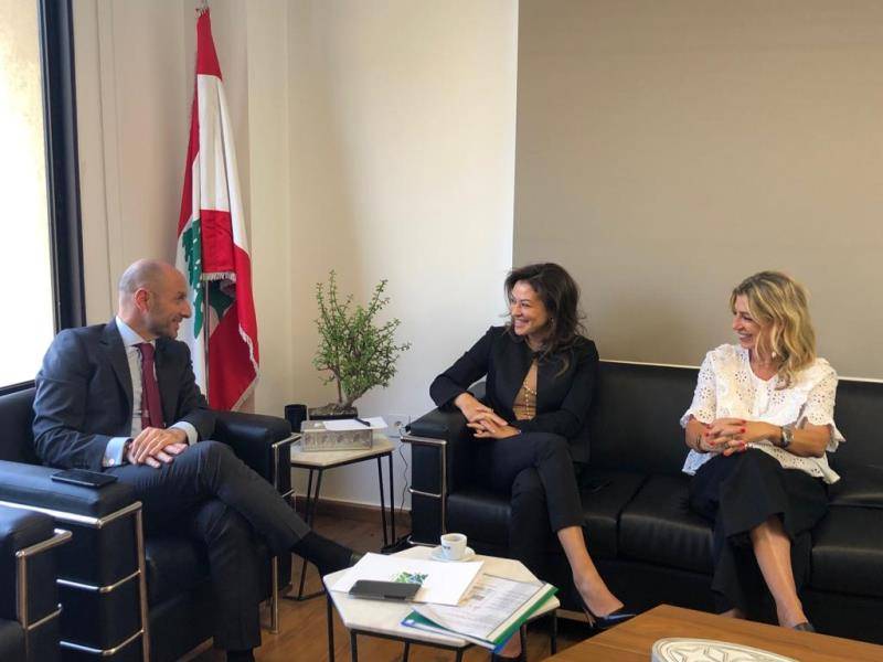 جريصاتي بحث ورئيسة جمعية GREEN CEDAR LEBANON في مشروع تشجير غابة أرز في كفردبيان