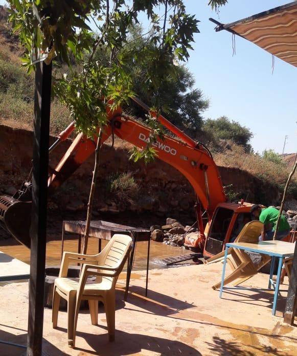 استئناف أعمال تنظيف مجرى نهر الوزاني بعد شهر من التوقف
