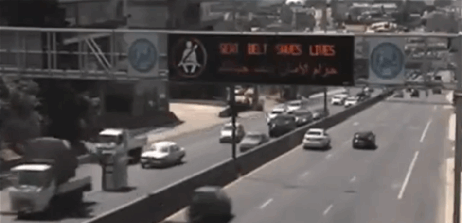بالفيديو..سقوط حمولة على الأوتوستراد كادت تتسبب بكارثة..