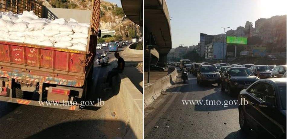 تعطّل شاحنة على أوتوستراد الذّوق - نهر الكلب! (صور)
