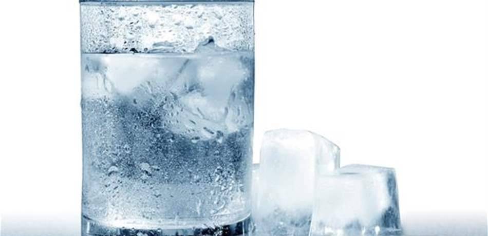 توقفوا عن شرب الماء المثلج حتى في أيام الحر.. لهذا السبب