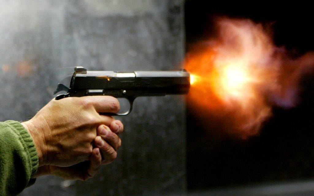 مأساة جديدة.. اطلاق 5 طلقات باتجاه شخص داخل موقف سيارات في بعلبك!