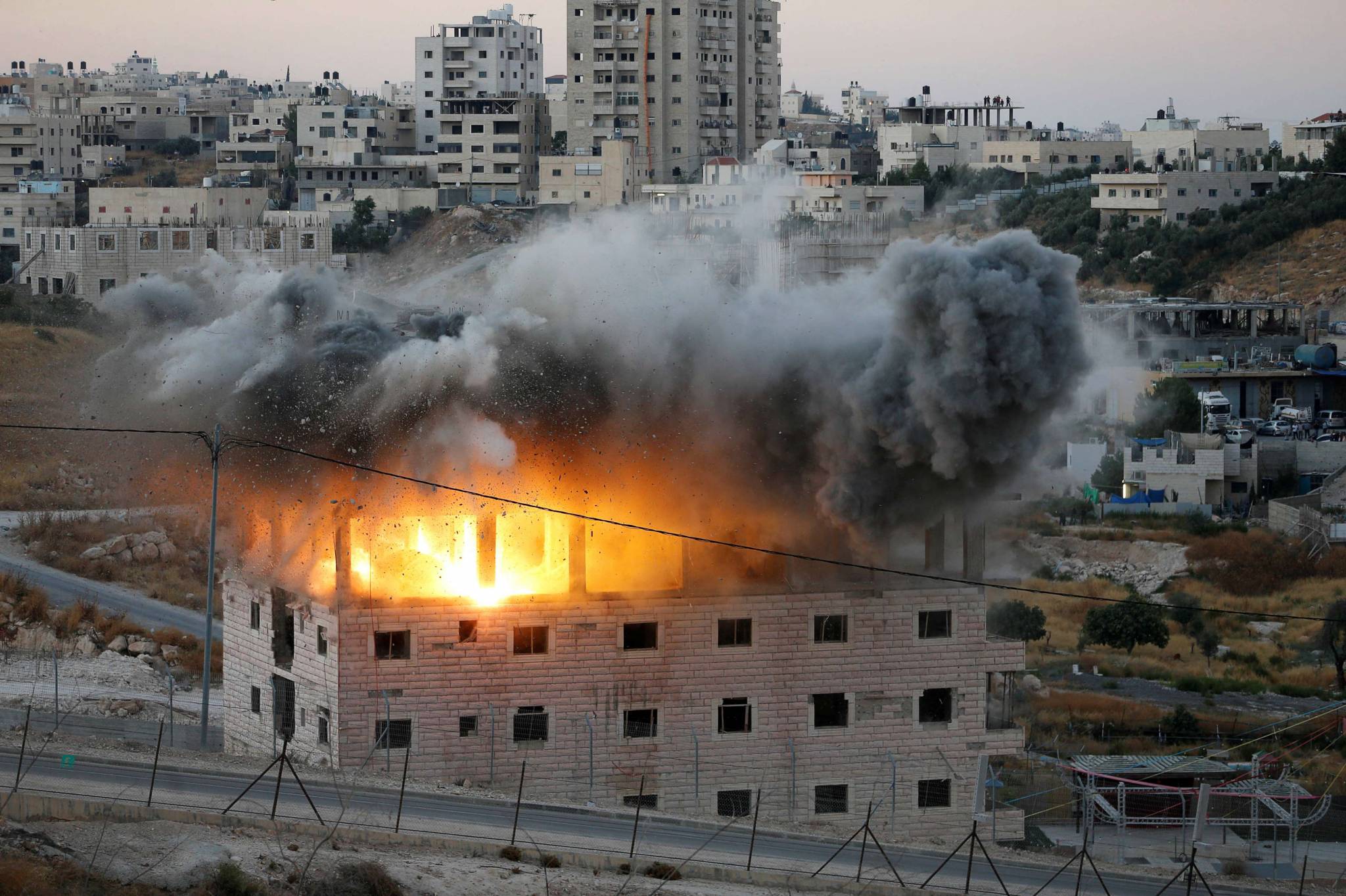 اوسع عملية هدم منازل للفلسطينيين جنوب القدس
السلطة تستعد لالغاء جميع الاتفاقيات وفرنسا تدين