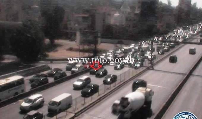 تعطل مركبة على أوتوستراد الكرنتينا باتجاه الدورة وحركة المرور كثيفة