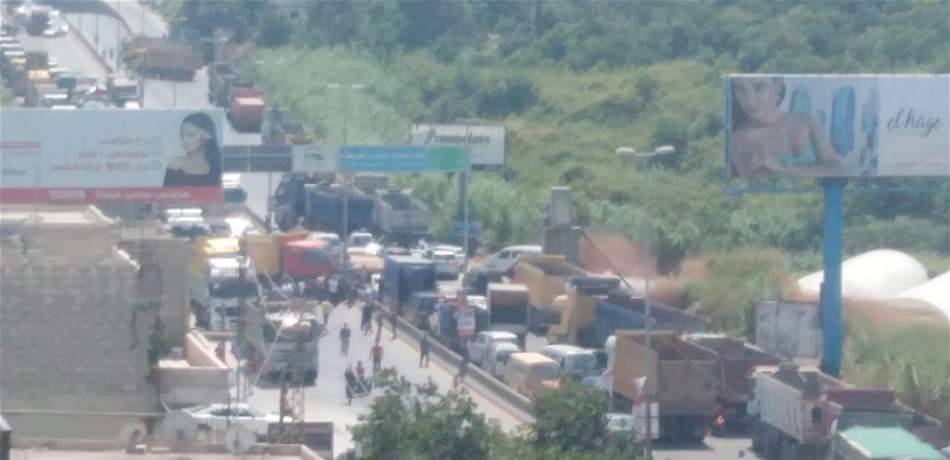 سائقو الشاحنات قطعوا الطريق في المحمرة منعاً لنقل الرمول