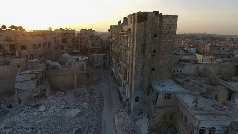 بالصور۔۔ سوريا: قصف يطال حي الحمدانية في حلب وقتلى وجرحى