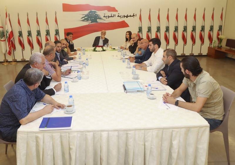 غرد الوزير السابق يوسف سلامه عبر موقع "تويتر" قائلا: "مع تأييدي لقانون استعادة الأموال المنهوبة ولكن أليس أسهل علينا أن نوقف هدر المال العام عبر ضبط المرافئ الشرعية وغير الشرعية الذي أعلن عنهما معالي وزيري المالية والدفاع قبل أن نفكر باستعادة الأموال المنهوبة؟ إلى متى سيظل شعبنا يصدق أن بمقدوره أن ي