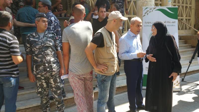 خير قدم في سراي طرابلس مساعدات لأصحاب وشاغلي البسطات المتضررين من حريق جسر نهر ابو علي بتوجيه من الحريري