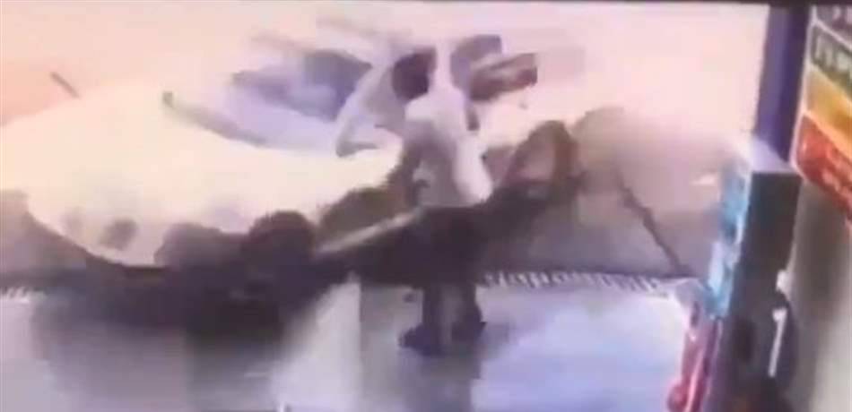 على بُعد سنتيمترات قليلة من الموت... كادت أن تصدمه داخل المغسل (فيديو)